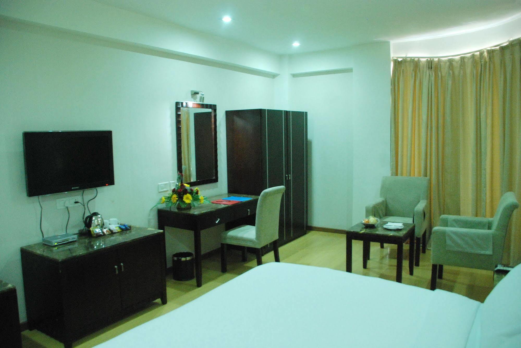 Treebo Trend Hotel Parker Ahmedabad Exterior foto