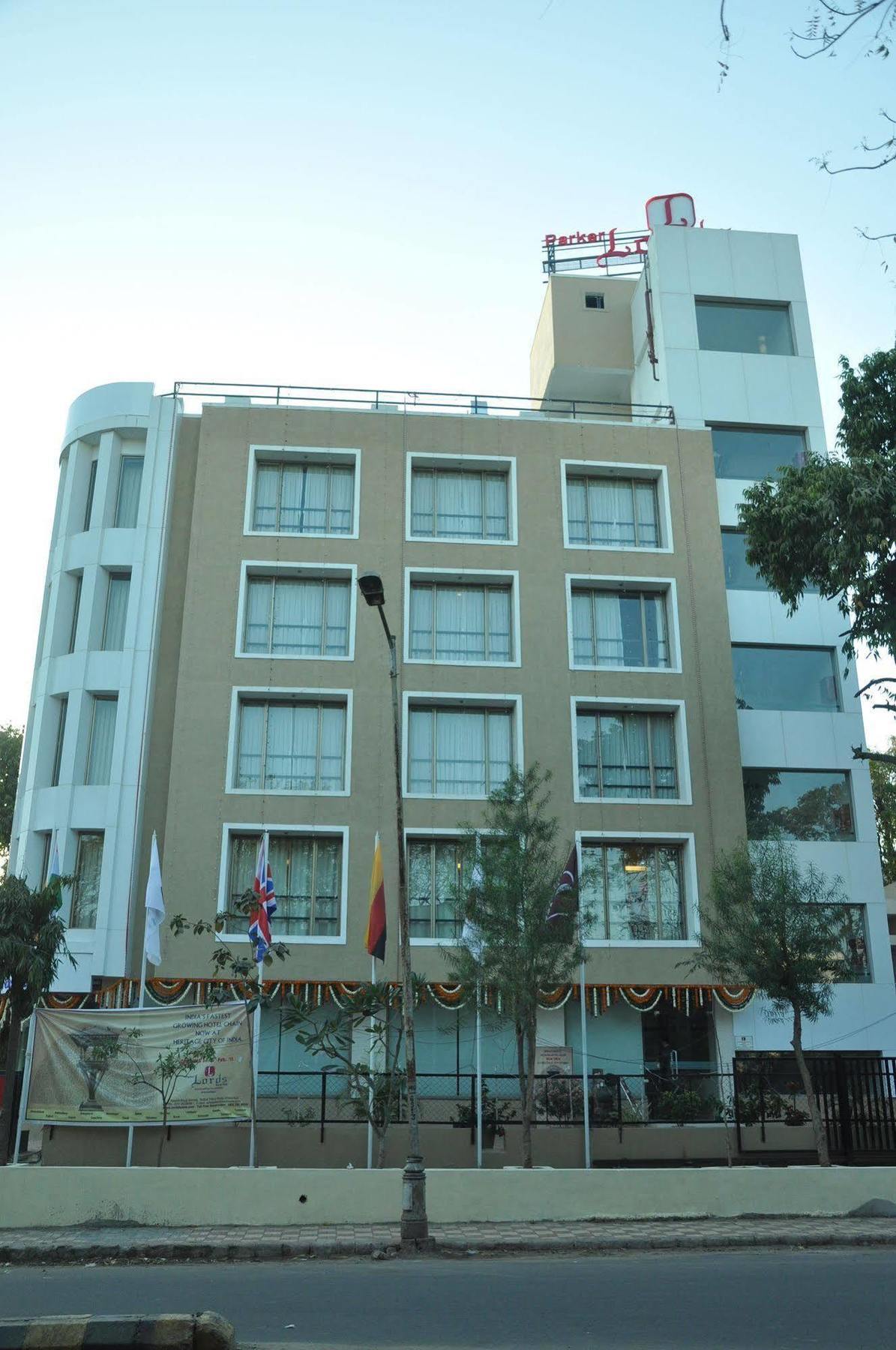 Treebo Trend Hotel Parker Ahmedabad Exterior foto