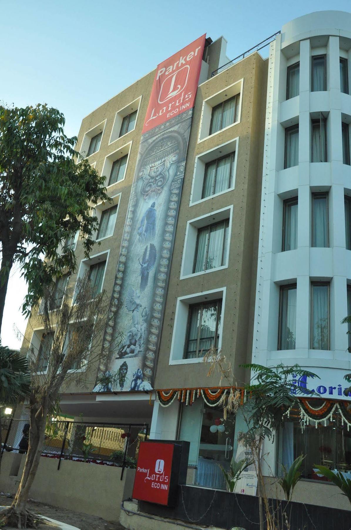 Treebo Trend Hotel Parker Ahmedabad Exterior foto