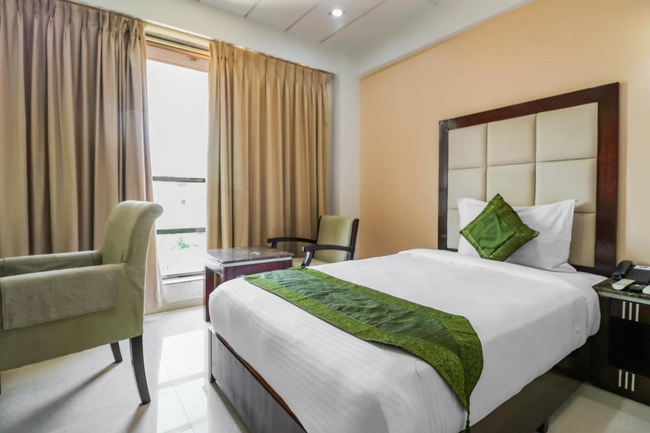 Treebo Trend Hotel Parker Ahmedabad Exterior foto
