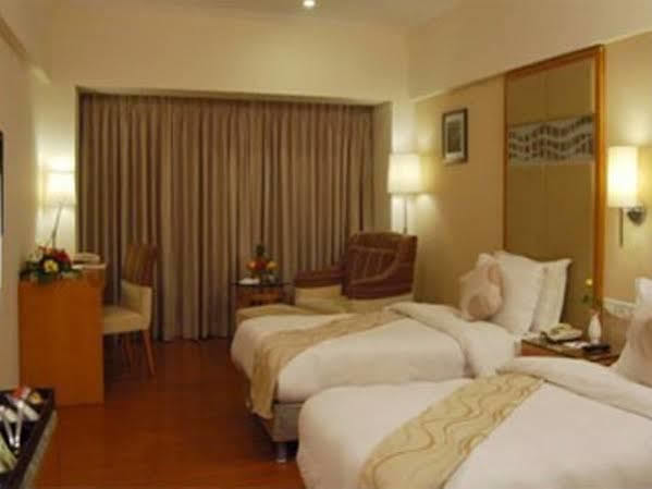 Treebo Trend Hotel Parker Ahmedabad Exterior foto